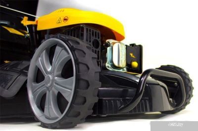 Колёсная газонокосилка Champion LM5345