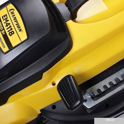 Колёсная газонокосилка Champion EM4118